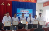 Đ/c Lê Văn Sâm, Chủ tịch Công đoàn trao giấy khen cho người lao động có thành tích xuất sắc trong năm 2017